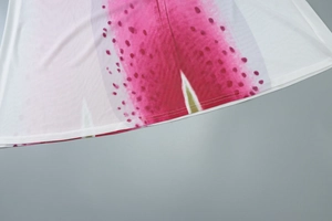 Détail de l'ourlet en maille avec imprimé fruit du dragon et couture à double aiguille