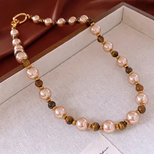 Collier en perles et oeil de tigre plaqué or avec un style de luxe vintage français