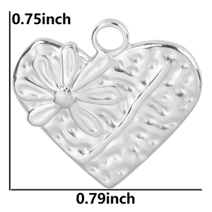 Vue détaillée d'un pendentif cœur argenté avec motif floral 3D et dimensions précises