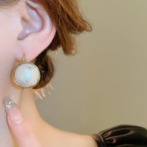 Boucles d'oreilles vintage dorées avec perle blanche pour femmes élégantes