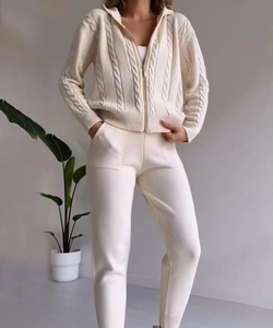 Dettaglio del set loungewear beige con cardigan con cappuccio a trecce e pantaloni in maglia