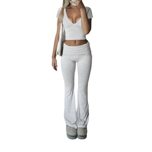 Ensemble Y2K gris avec haut à col en V et pantalon évasé à taille haute pour femme