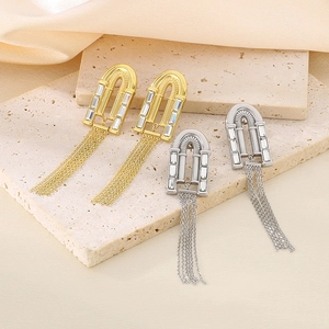 Détail de boucles d'oreilles à longues franges dorées et argentées avec zircons
