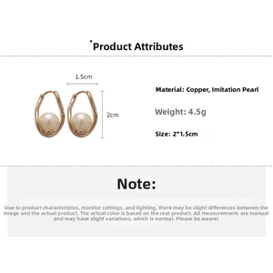 Vue détaillée des boucles d'oreilles ovales dorées avec perles blanches et dimensions