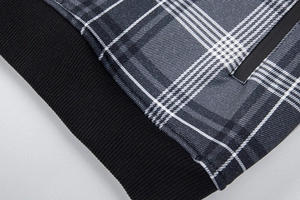 Detail der Karo-Jacke mit schwerer Baumwolle, gerippten Bündchen und einer Reißverschlusstasche