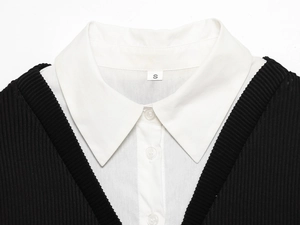 Dettaglio dell'etichetta taglia S sul colletto bianco con maglia nera a coste