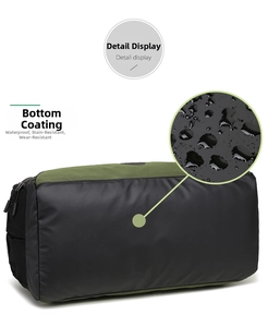 Détail du fond étanche en film noir du sac de sport avec affichage de perles d'eau