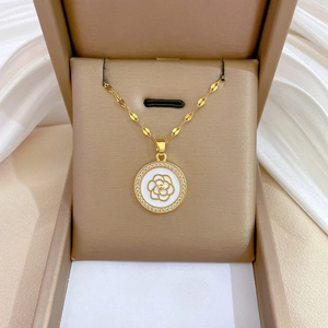 Élégant collier camélia en acier titane dans son coffret cadeau de luxe doré