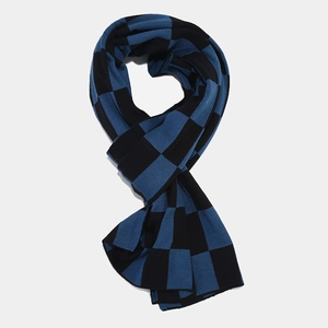 Détail de l'écharpe en tricot à damier bleu et noir avec une texture chaude pour l'hiver