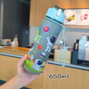 Detailansicht eines 650ml grauen Astronauten-Trinkbechers mit blauem Deckel und Seil