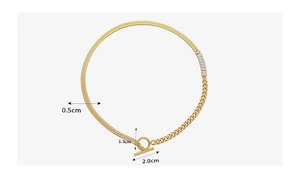 Detalle del cierre OT chapado en oro de 18K con circonitas y medidas mostradas