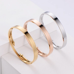 Polished double-arrow stainless steel bracelets in gold, rose gold and silver finish