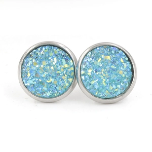 Détail de boucles d'oreilles 12mm en résine bleue avec cadre argenté et effet scintillant