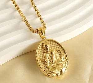 Détail macro du pendentif portrait en relief doré avec une chaîne en acier inoxydable 18k