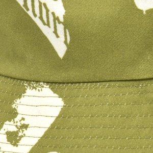 Vue macro du tissu en coton vert olive du chapeau bob avec imprimé graffiti et coutures fines