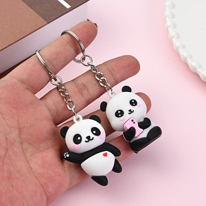 Niedlicher Panda Schlüsselanhänger mit zwei verspielten Silikonfiguren und Herzanhänger