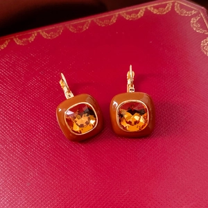 Detail of 18k gold plated vintage square earrings with amber crystal and caramel enamel