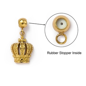 Vue détaillée du pendentif couronne dorée avec bouchon en caoutchouc pour bijoux DIY