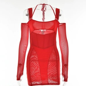 Détail d'une mini-robe moulante en maille rouge avec empiècements et structure corset