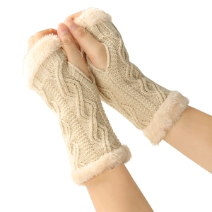 Vue détaillée de gants beige en tricot sans doigts avec bordure en fausse fourrure douce
