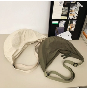 Vue détaillée des sacs bandoulière en nylon beige et vert armée avec sangle ajustable