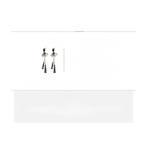 Détails des boucles d'oreilles éventail à pompons avec dimensions et matériaux en résine