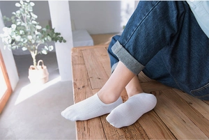 Detailaufnahme weißer unsichtbarer Baumwollsocken mit Rippstruktur am Fuß