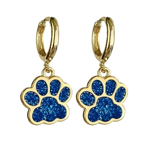 Schicke goldene Creolen mit glitzernden blauen Pfotenanhängern für einen sportlichen Look