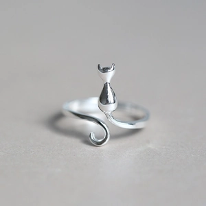 Detailaufnahme eines silbernen Katzenrings in offenem Design mit verstellbarem Schwanz
