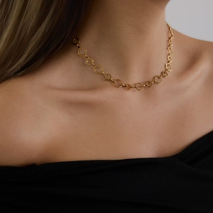 Vue détaillée du collier chaîne à maillons ronds en acier plaqué or 18 carats sur modèle