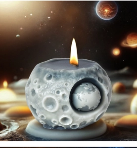 Macro di una candela a forma di luna con dettagli della Terra e crateri nello spazio