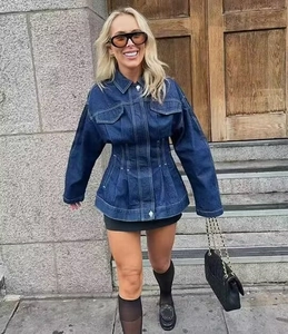 Détail d'une mini-robe en jean bleu foncé avec une taille cintrée et un col à revers élégant