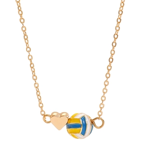 Gros plan sur le pendentif cœur doré et la perle de volleyball émaillée sur la chaîne
