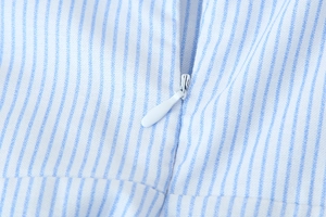 Detail von blau-weiß gestreiftem Stoff mit dezentem weißem unsichtbarem Reißverschluss