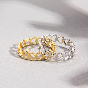 Minimalistisches hohles Herz-Ring-Set in Gold und Silber mit polierter Metalltextur