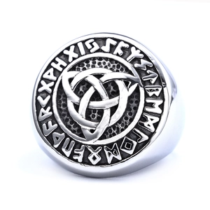 Anello con nodo Triquetra vichingo in acciaio inossidabile argento e rune nordiche
