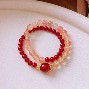 Gros plan détaillé de perles d'agate rouge et de cristal orange avec accents dorés