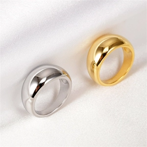Bagues dôme polies en argent et or sur tissu de soie blanche avec finition miroir