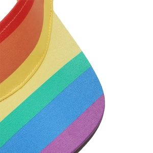 Dettaglio macro del tessuto a righe arcobaleno e cuciture gialle sulla visiera