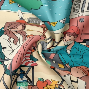 Vue détaillée montrant la texture fine du tissu et les motifs de camping colorés imprimés