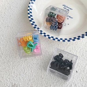 Trois boîtes de mini pinces à cheveux colorées, incluant des tons vifs, sombres et noirs