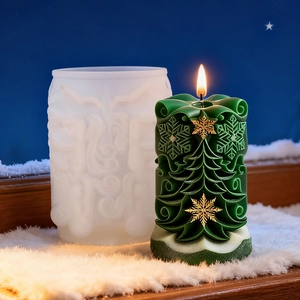 Silikonform für Weihnachtsbaum-Kerzen mit fertiger grüner Kerze und Schneeflocken