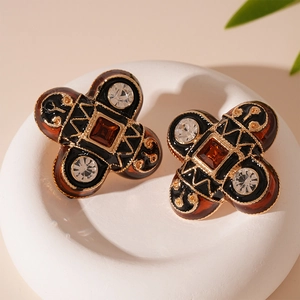 Detailaufnahme der Vintage-Barock-Ohrringe mit Kreuzmuster, schwarzer Emaille und Kristallen