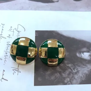 Boucles d'oreilles vintage dorées avec motif damier en émail vert et éclat luxueux