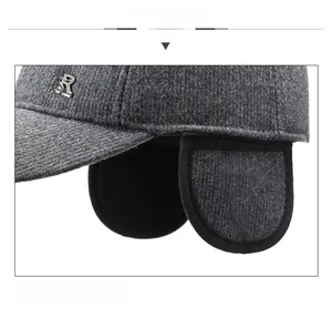 Détail montrant la texture en tricot gris et les protège-oreilles de la casquette d'hiver