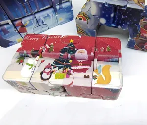 Dettaglio del cubo infinito di Natale con stampe a tema Babbo Natale e pupazzo