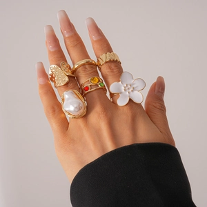 Lot de 6 bagues dorées vintage avec perle baroque, fleur émaillée et pierres colorées