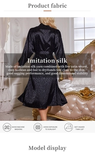 Détail d'un peignoir en soie imitation noire avec motif léopard et ceinture à nouer