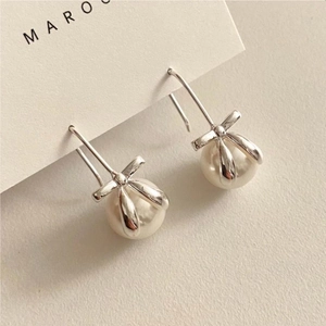 Elegant 925 sterling silver bow earrings with round white pearls on a display card