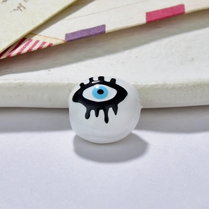 Makroaufnahme einer weißen Evil Eye Harzperle mit detaillierten blauen Augenmustern